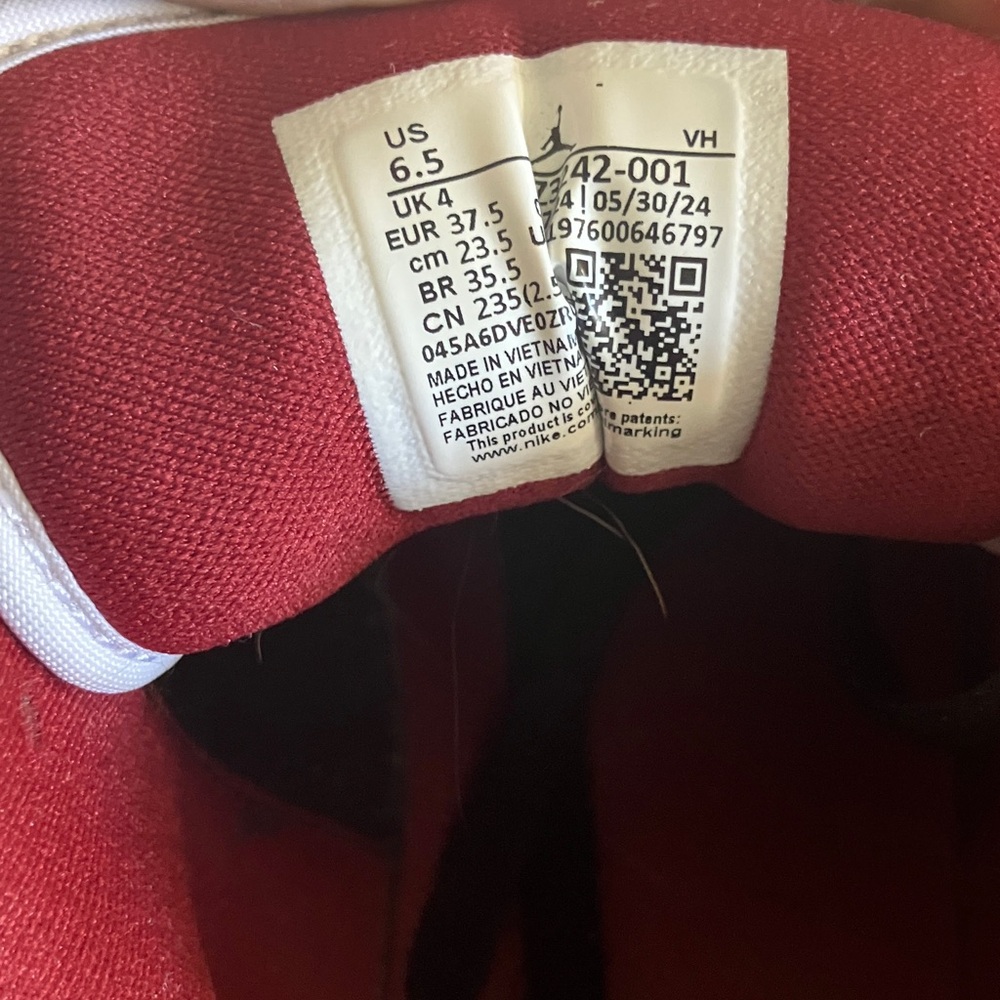 Air Jordan 1 Women’s Low SE “Velvet Black Toe” - Picture 9 of 12